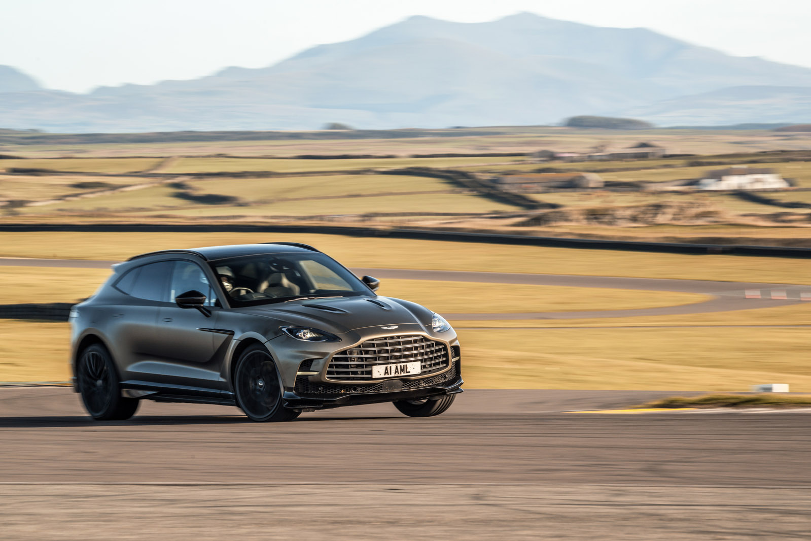 19 Aston Martin DBX 707 RT 2022 front corner