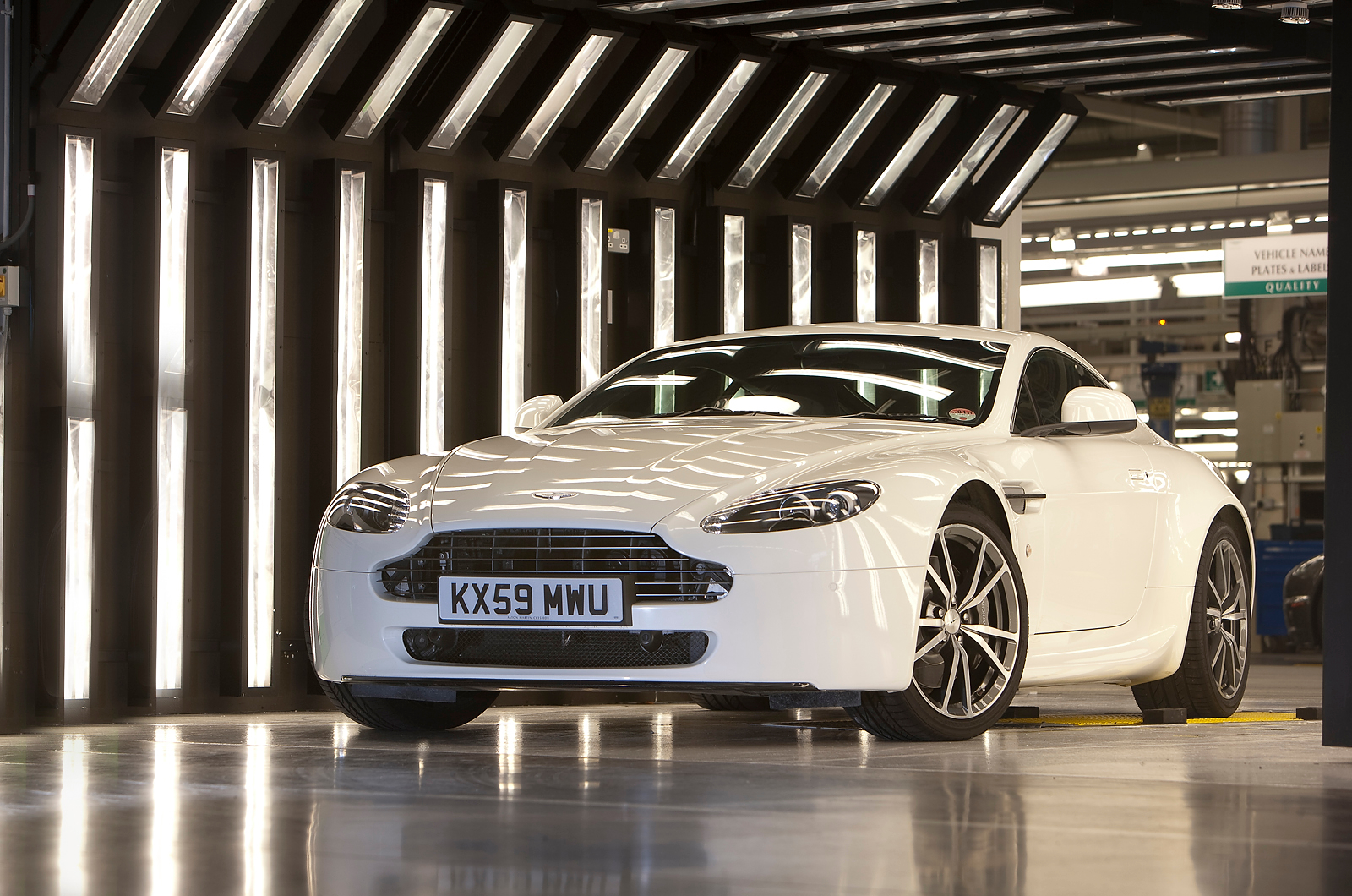 4 star Aston Martin V8 Vantage