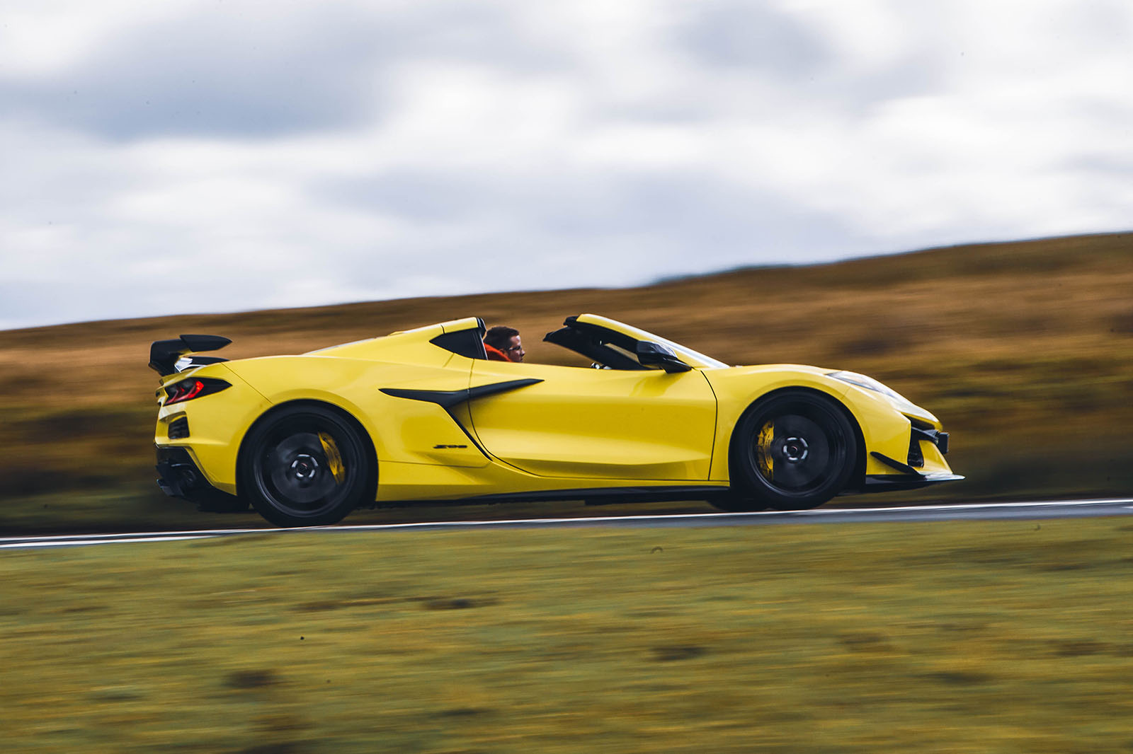 corvette z06 road test 2023 02 panning