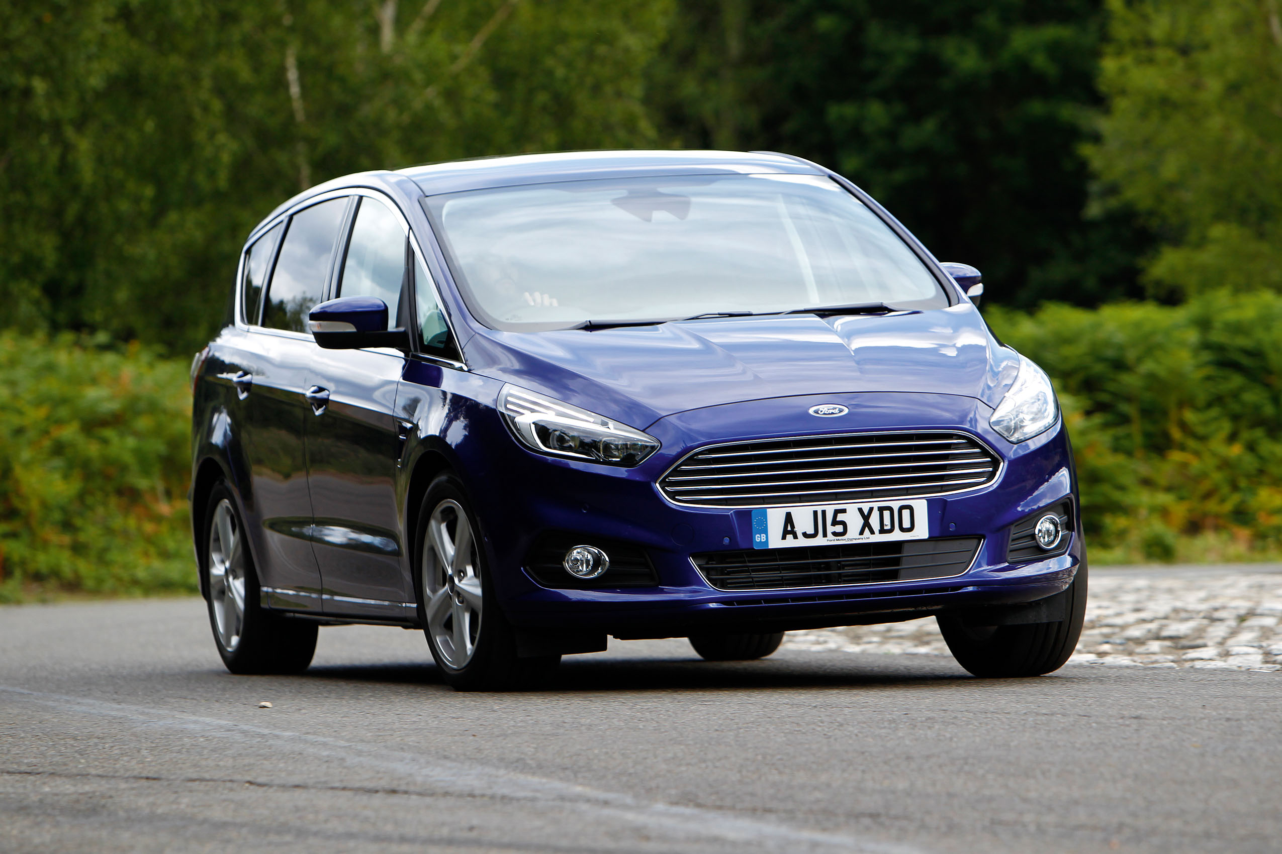 Ford S-Max cornering