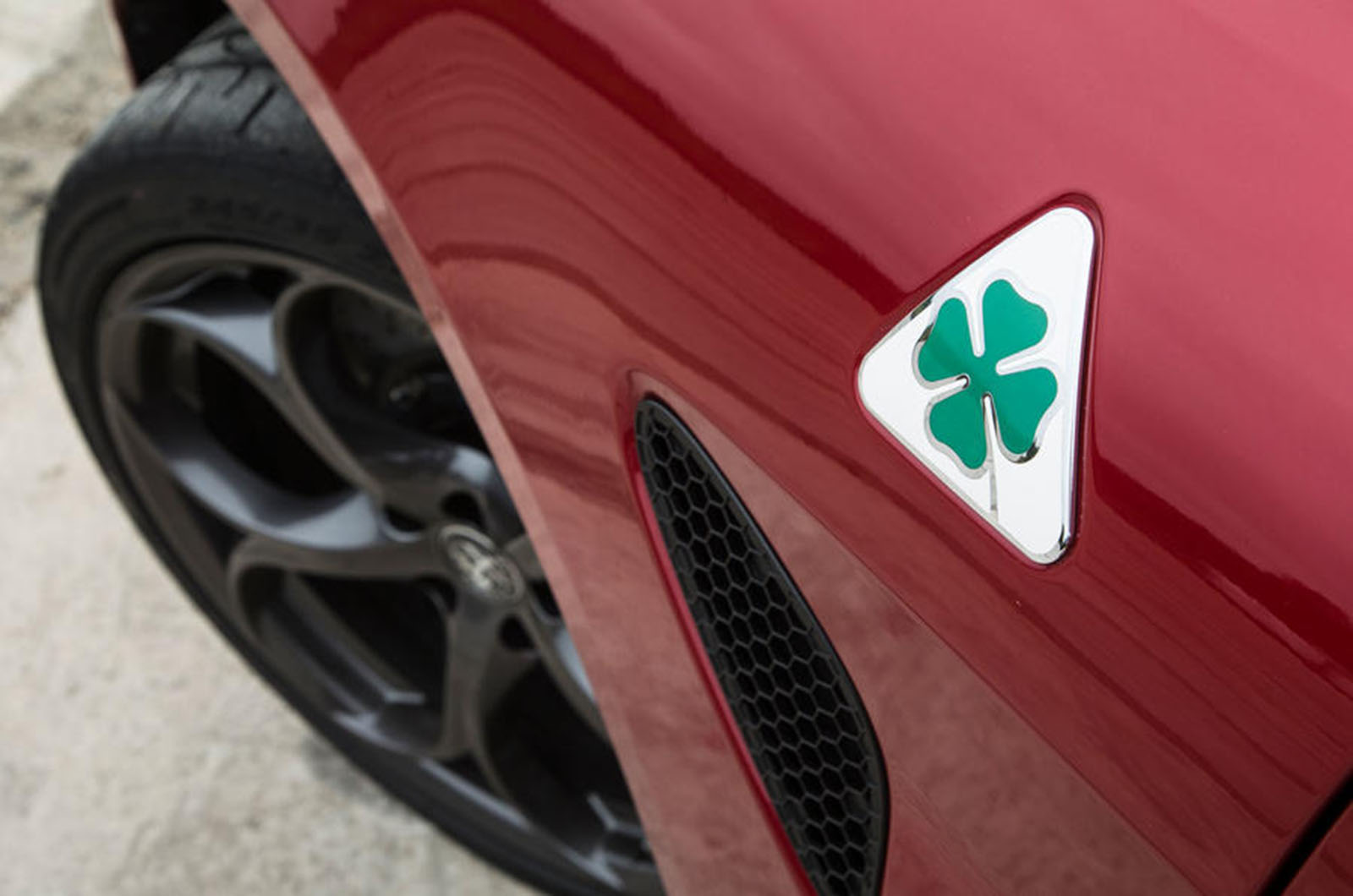 Alfa romeo giulia quadrifoglio side vent