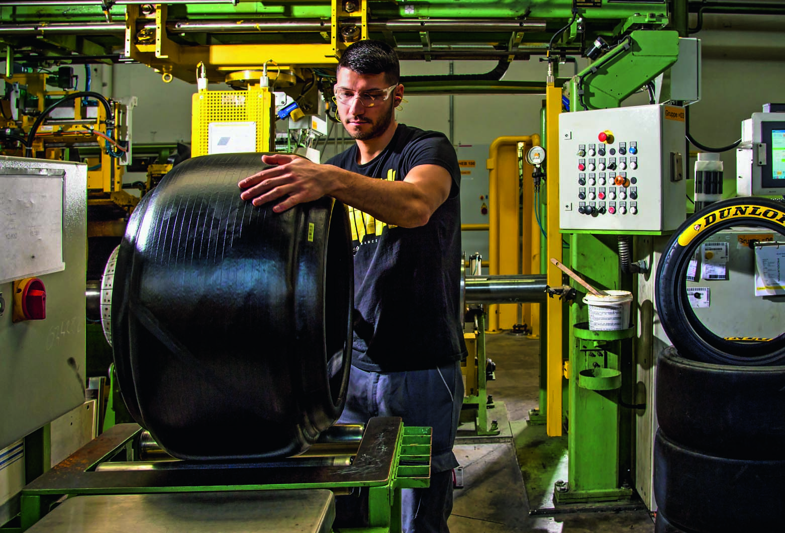 Operator checks tyre after adding jointless belt
