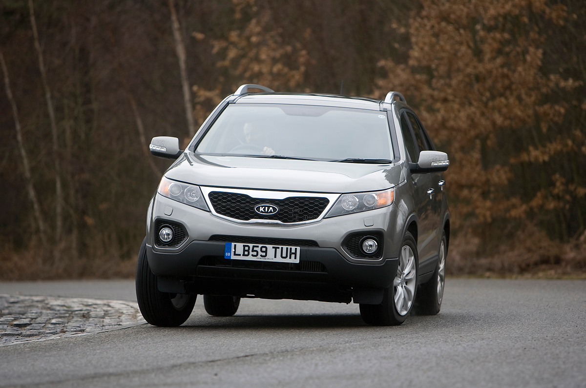 Kia Sorento cornering