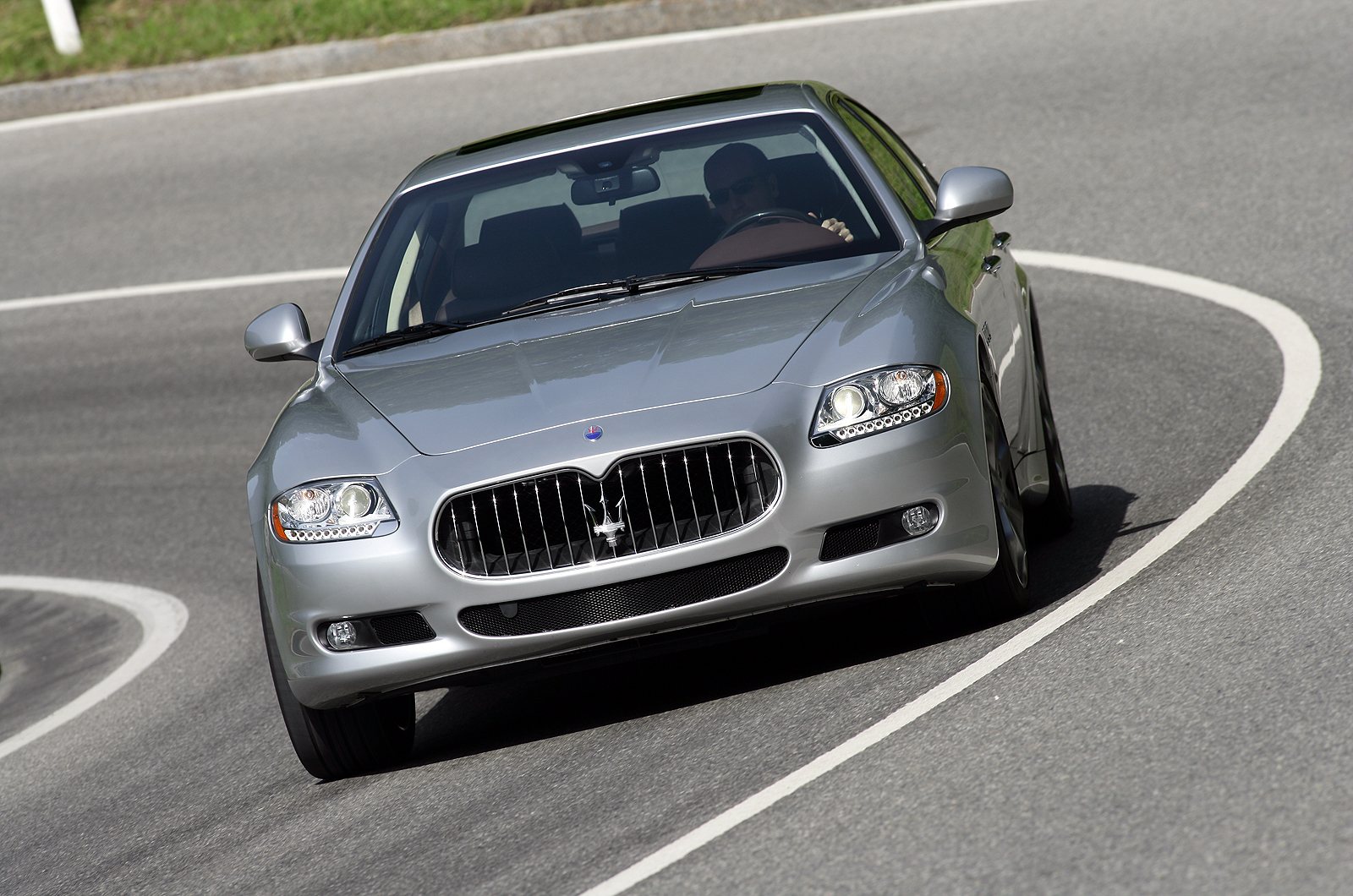 Maserati Quattroporte cornering