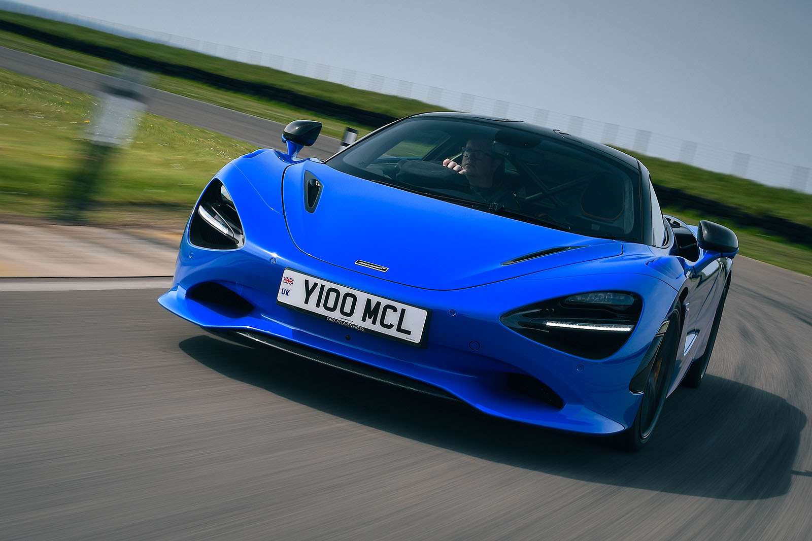 mclaren 750s review 2024 02 front tracking
