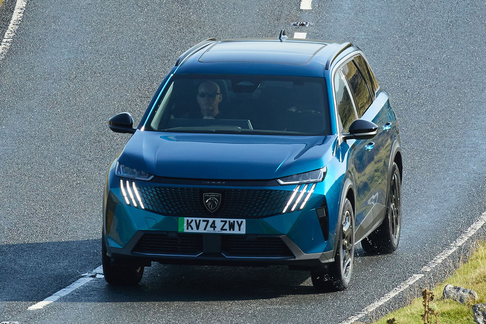 Peugeot e 5008 front tracking