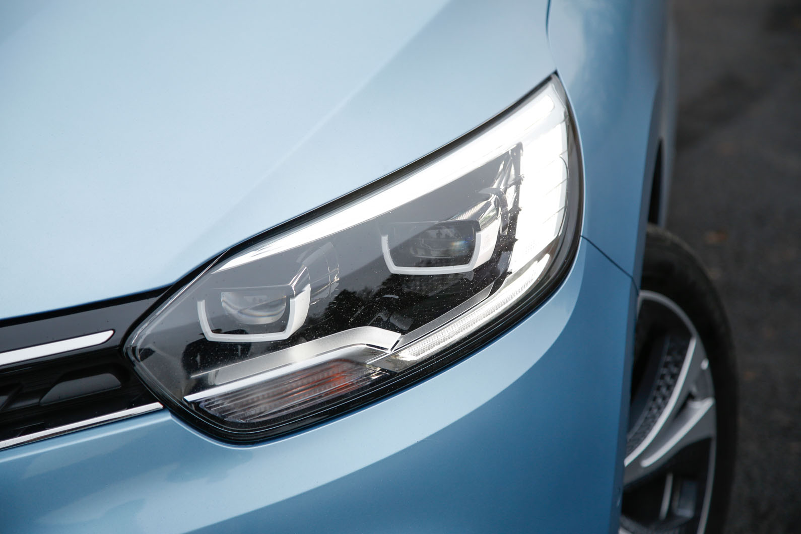 Renault Grand Scenic LED headlights