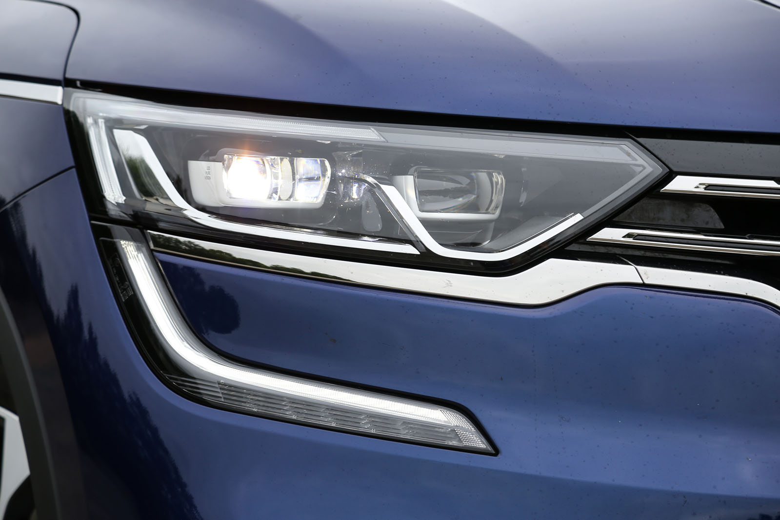 Renault Koleos C-Shaped day running lights