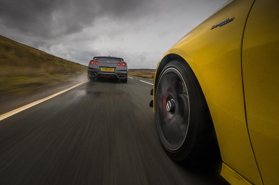 10 Nissan gt r 2017 tracking rear