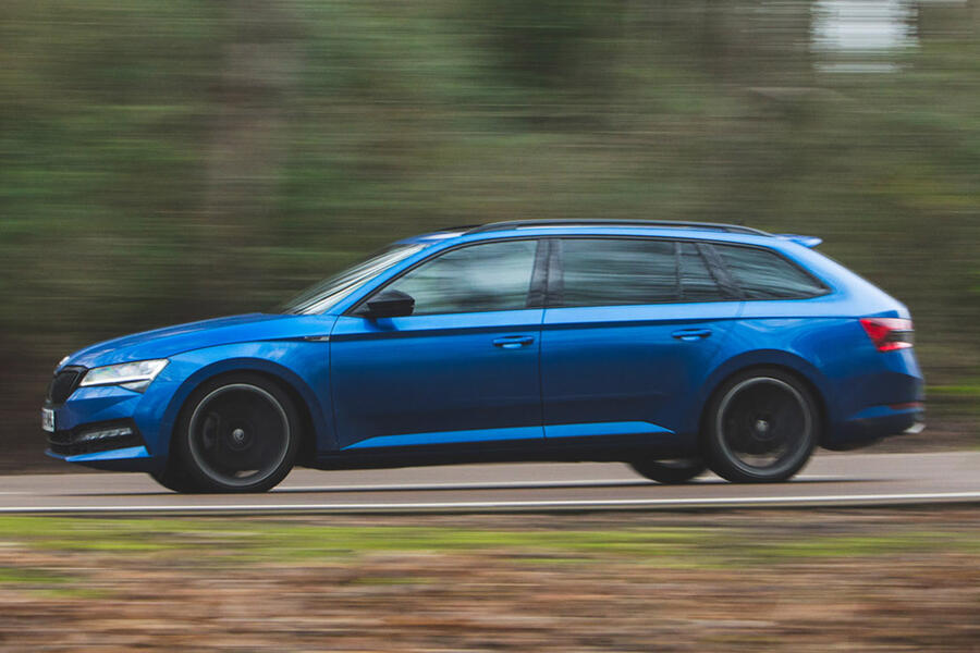 15 Skoda superb estate hero side