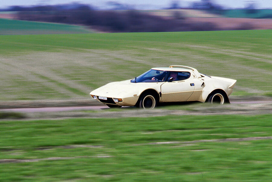 17 Lancia stratos tracking side