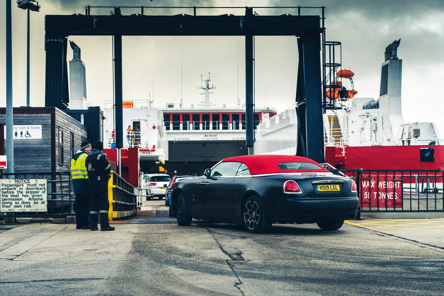 18 Rolls royce dawn 2016 stationary rear