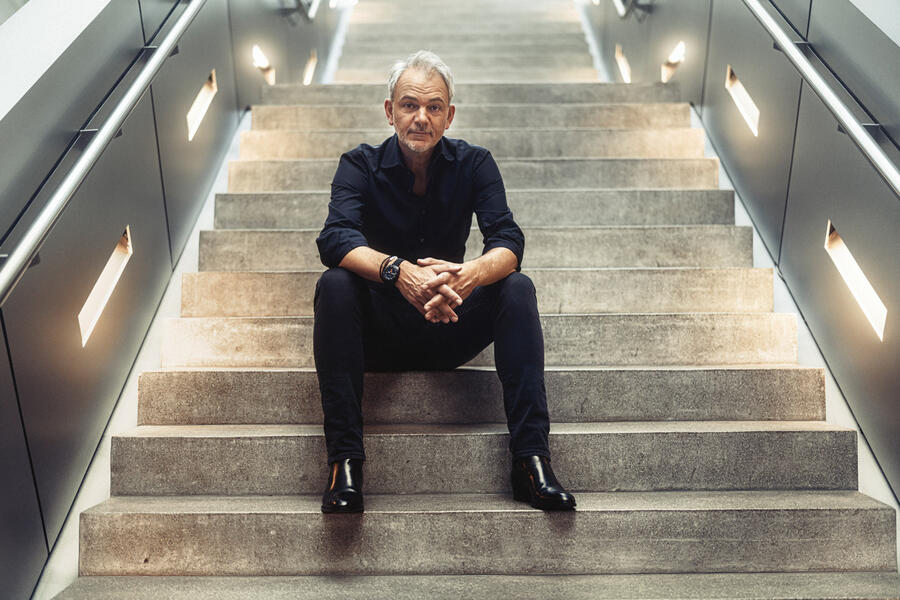 19 Adrian van hooydonk