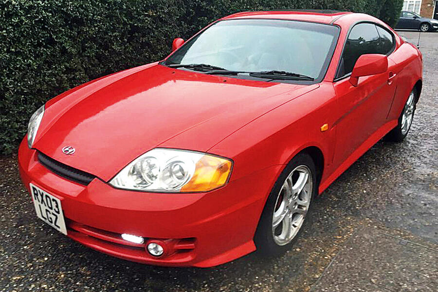 2 Hyundai coupe 2003 stationary front