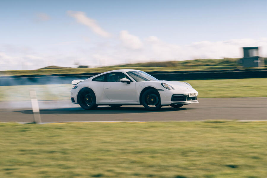 21 Porsche 911 2019 tracking side