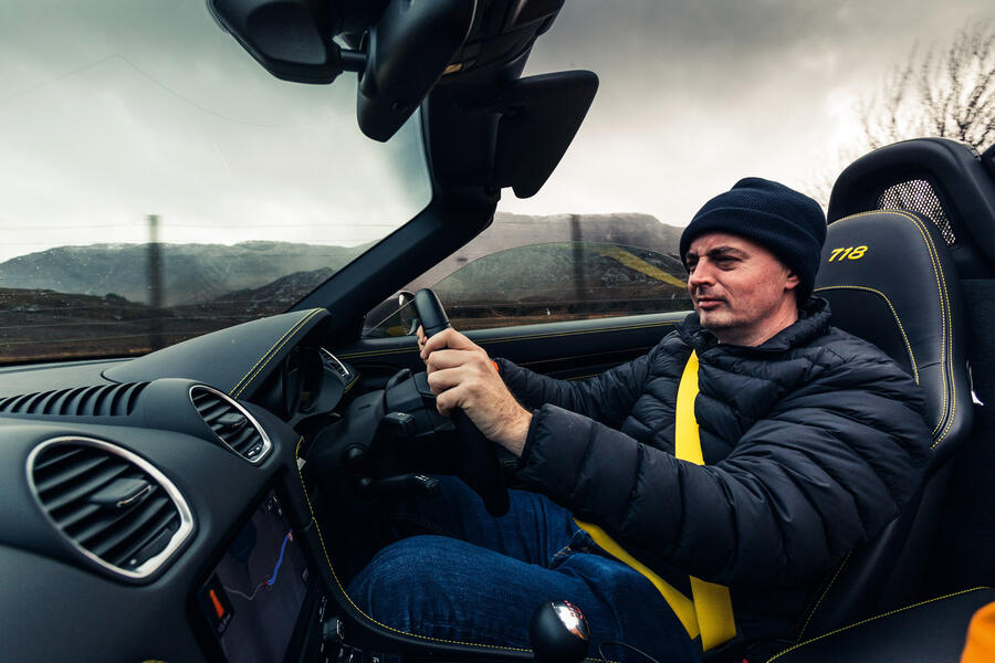 24 Porsche boxster t 2019 interior