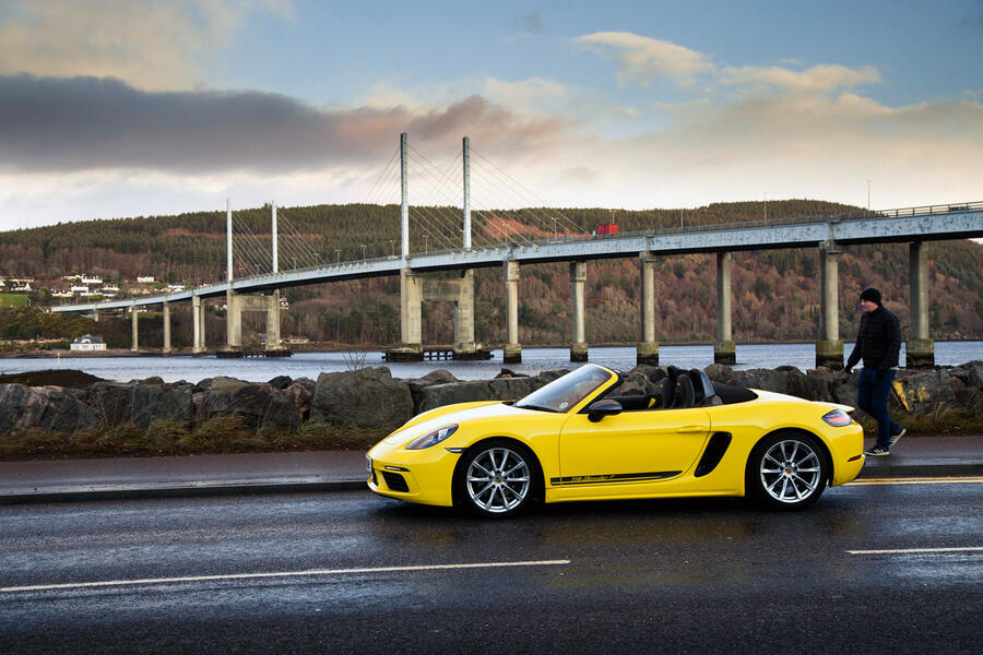 25 Porsche boxster t 2019 hero side