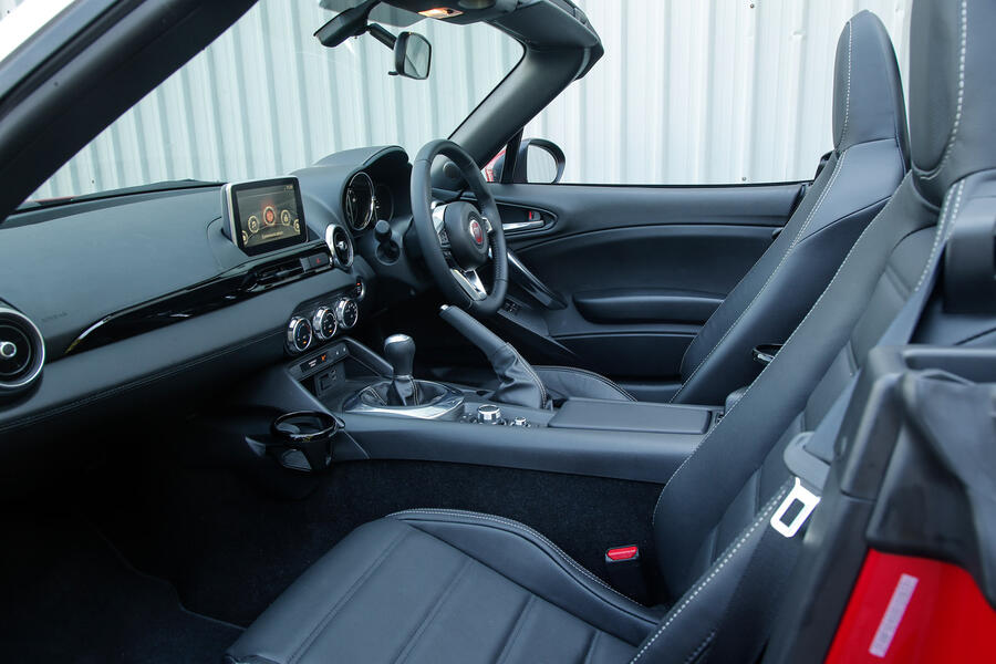 2 Fiat 124 spider interior