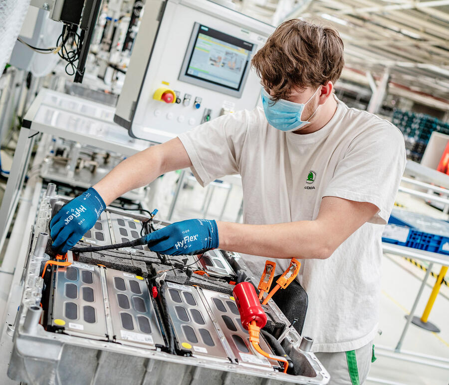 3 Skoda worker with ppe