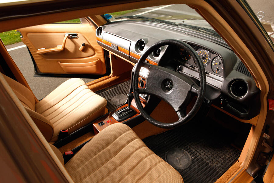 4 Mercedes benz w123 interior