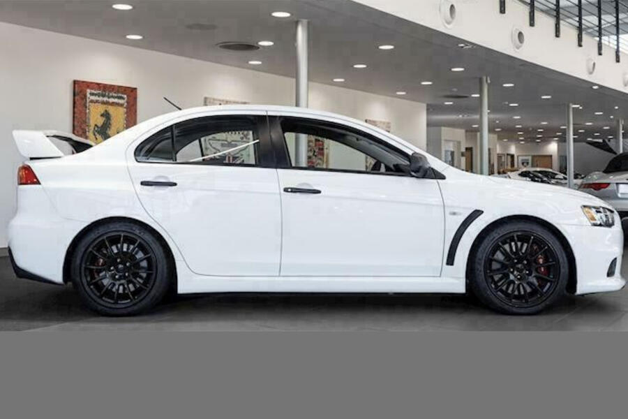 4 Mitsubishi lancer evo x side