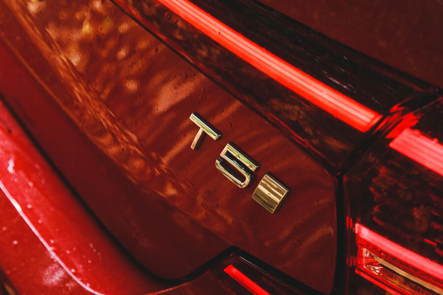 4 Volvo s60 t5 lt 2020 rear engine badge