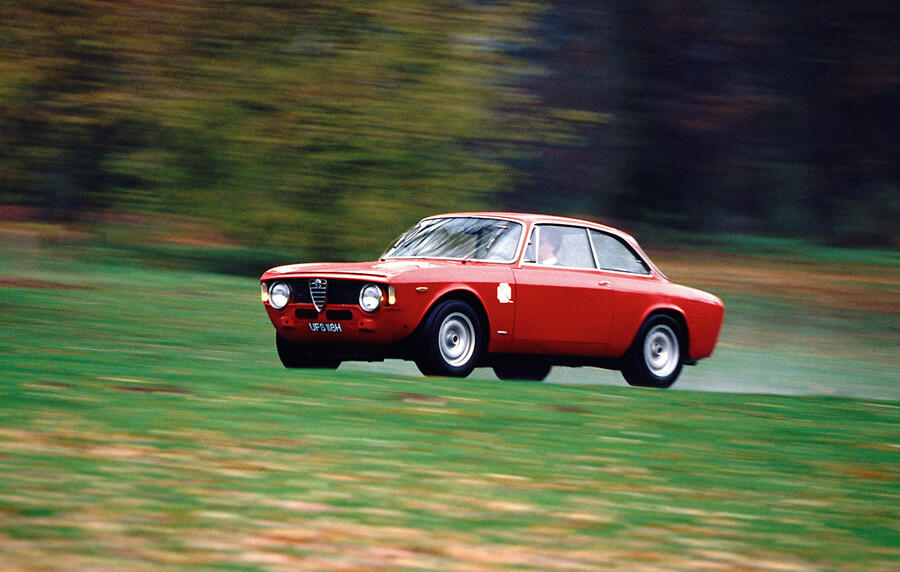45 Alfa romeo gta tracking side