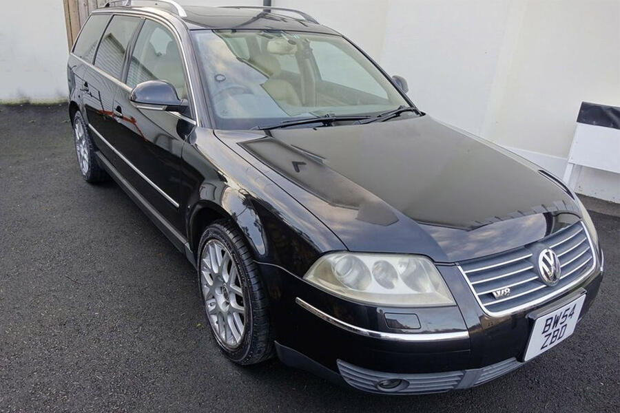 5 Volkswagen passat estate stationary front