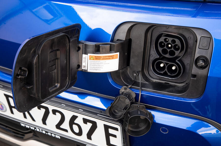 6 Kia soul ev 2019 eu fd charging port 0
