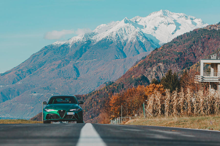 75 Alfa gtam road trip 2022 empty road