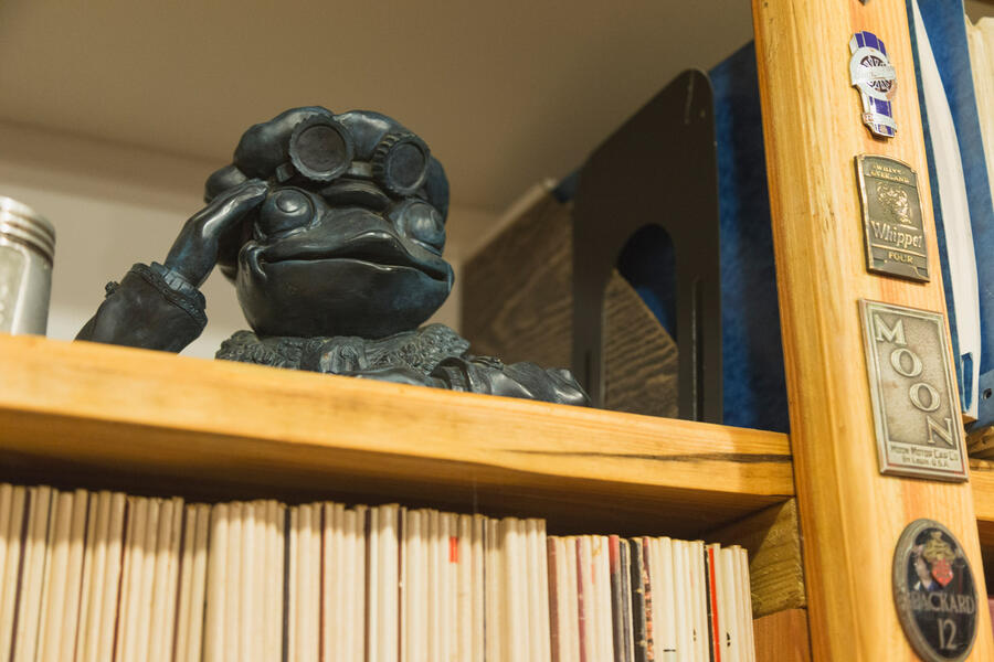 87 Private motoring library visit 2022 sculpture