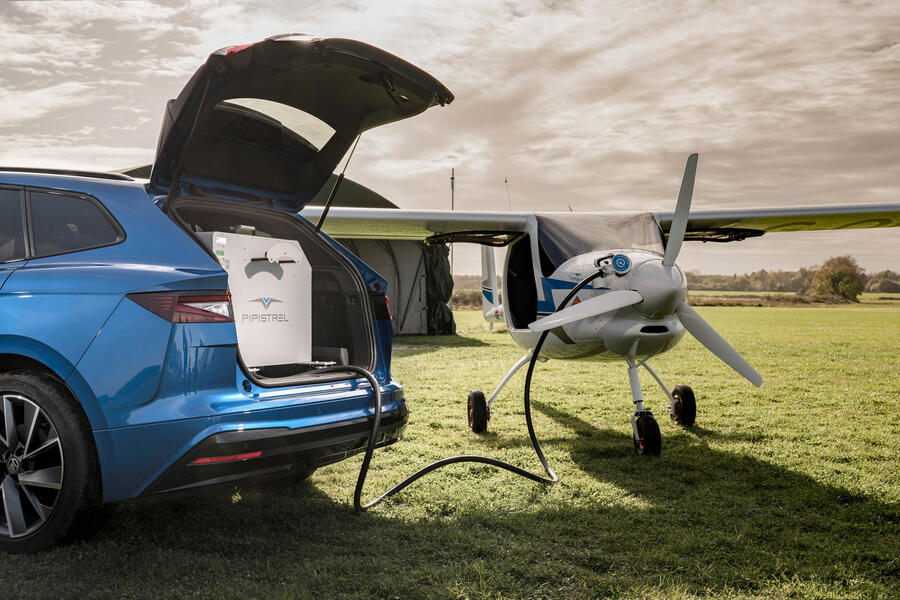 89 Skoda enyaq vs electric plane 2022 enyaq charging plane 0
