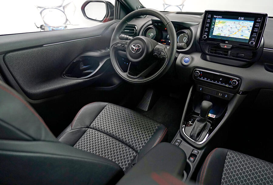 89 Toyota yaris 2019 facelift official studio dashboard