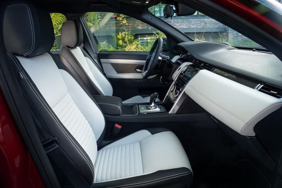 91 Land rover discovery sport 2019 official pics cabin