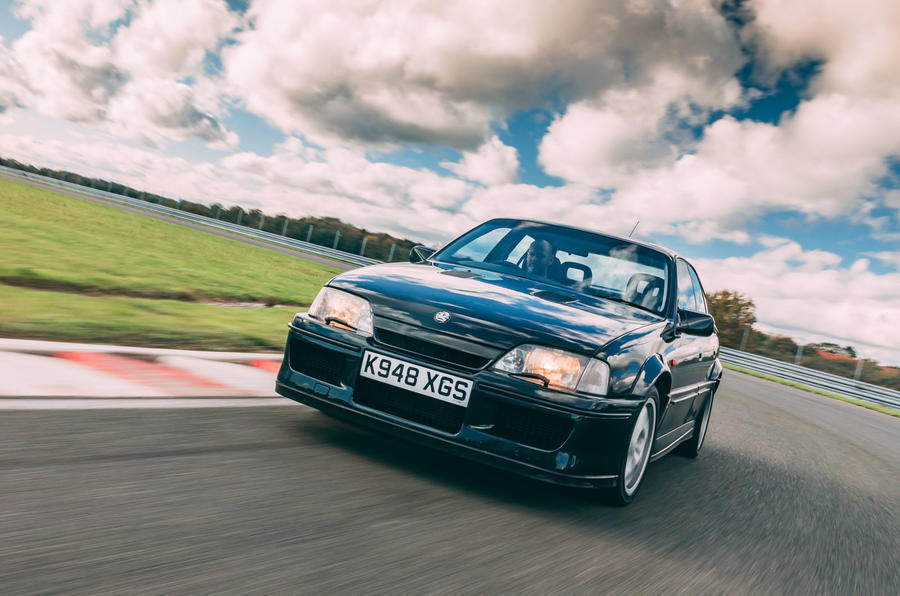 99 Lotus carlton at 30 lead