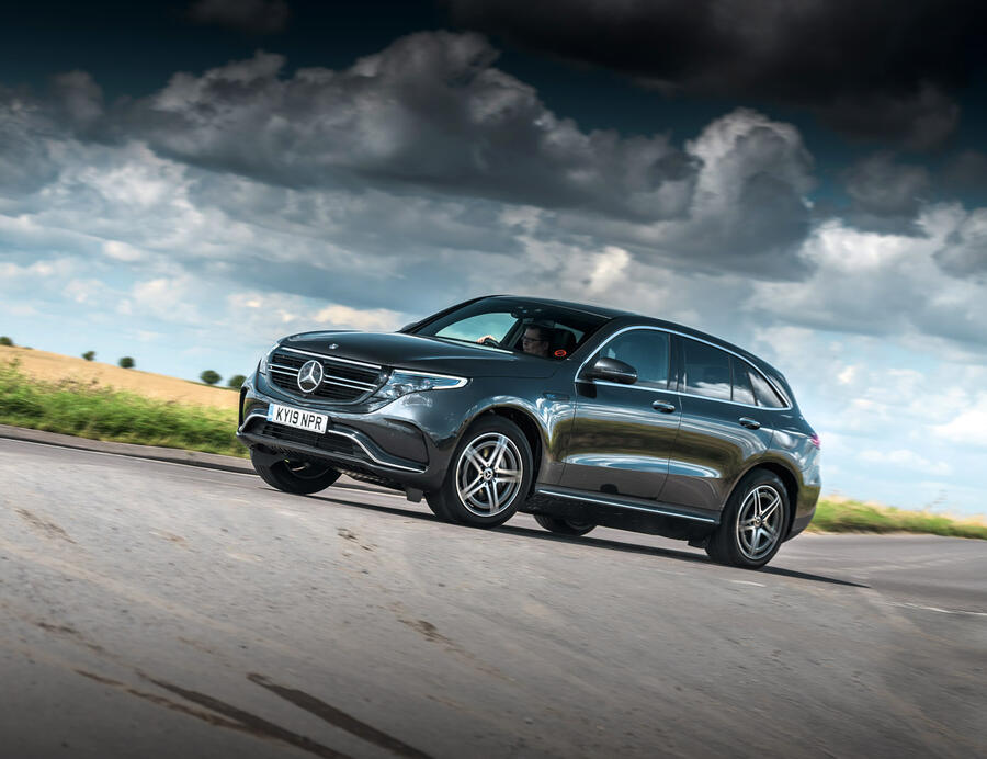 9 Mercedes benz eqc 2019 tracking side