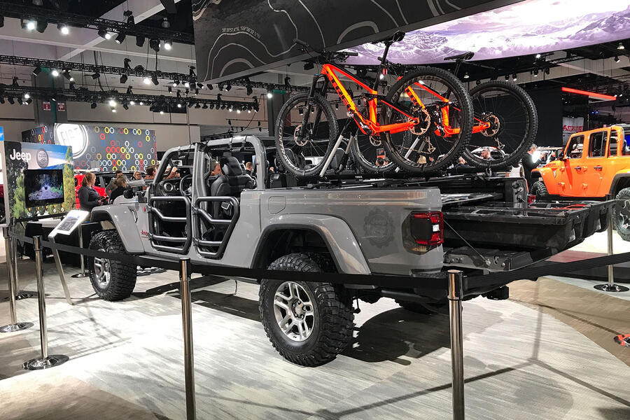 Jeep gladiator la show reveal stand 2