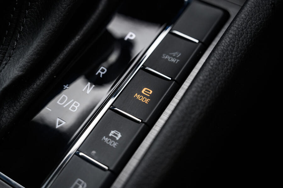 Skoda superb hatchback iv ev button