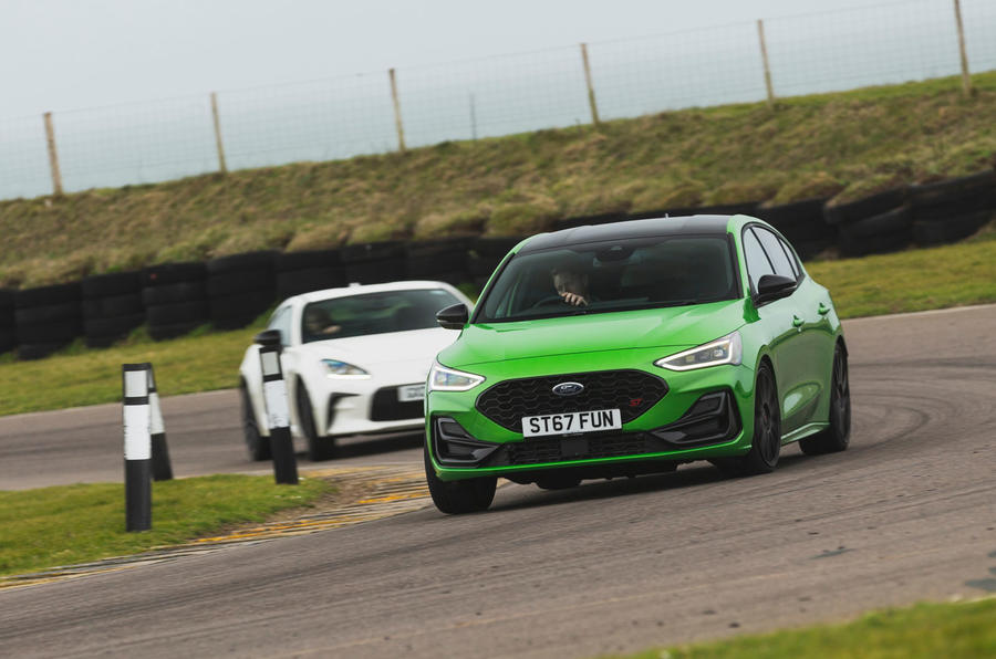 Ford Focus ST Track Pack vs Toyota GR86 front cornering