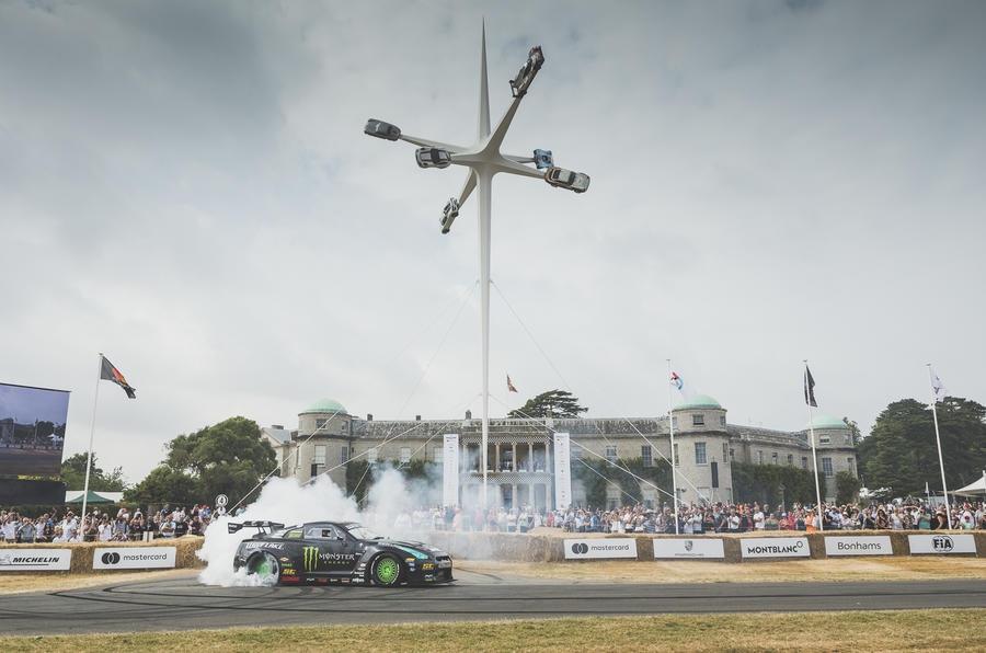 Goodwood festival of speed 2018 - statue burnout