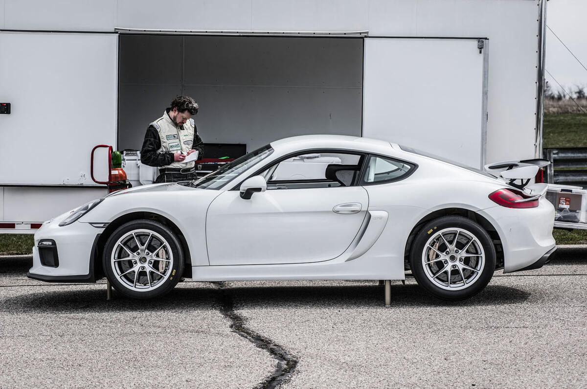 Porsche cayman gt4 race 036