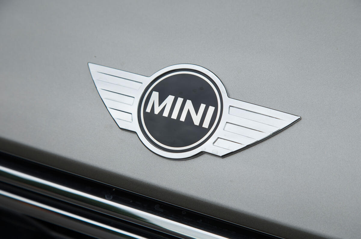 Mini countryman s e all4 bonnet badge