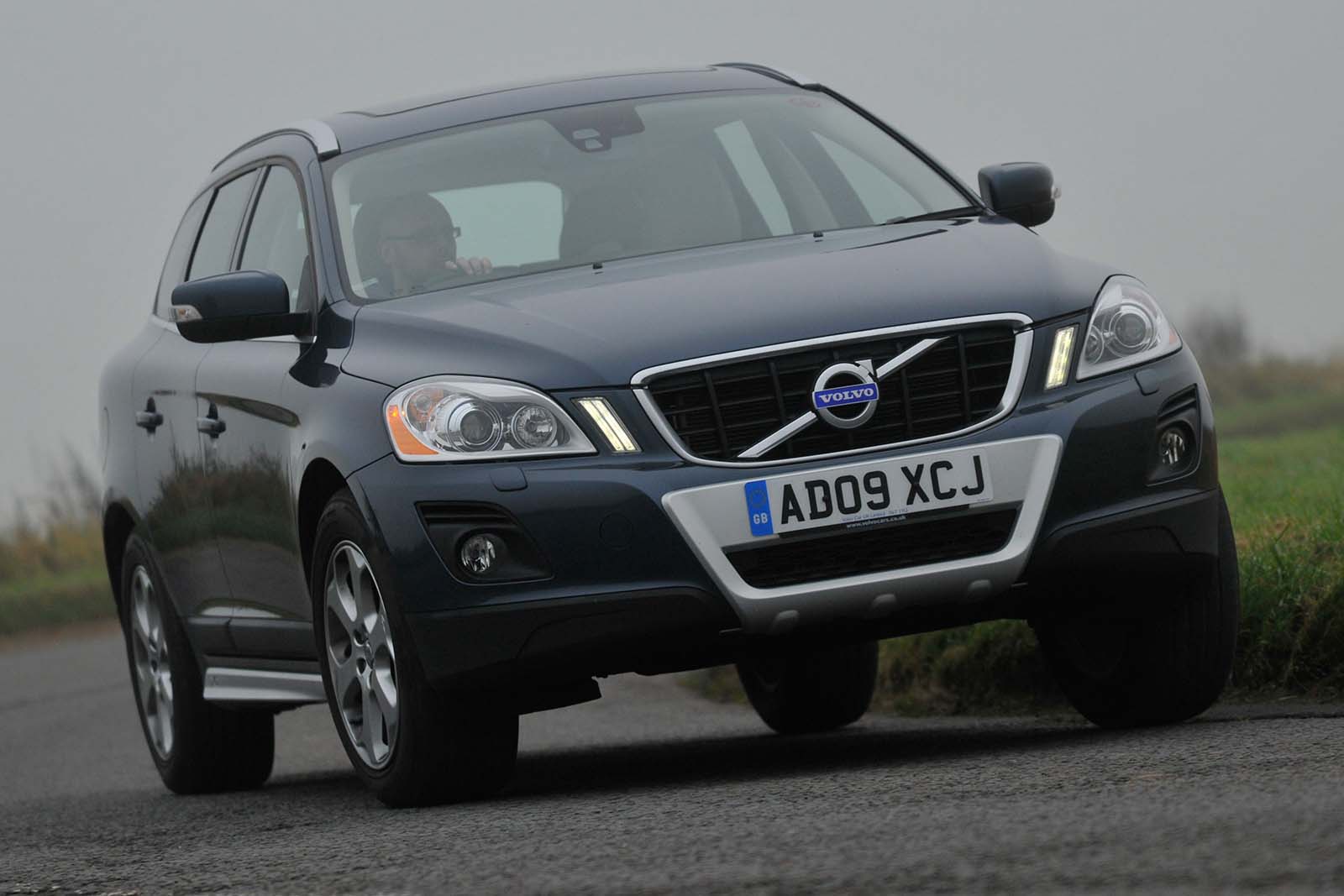 Volvo XC60 front three quarter handling