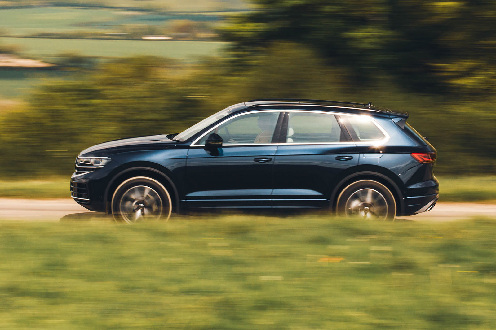 vw touareg review 2024 02 side panning